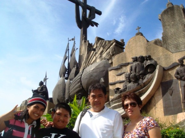 Adventuroj and Family in Parian Monument
