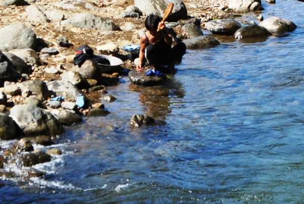 The Traditional Palo palo Method of Washing Clothes