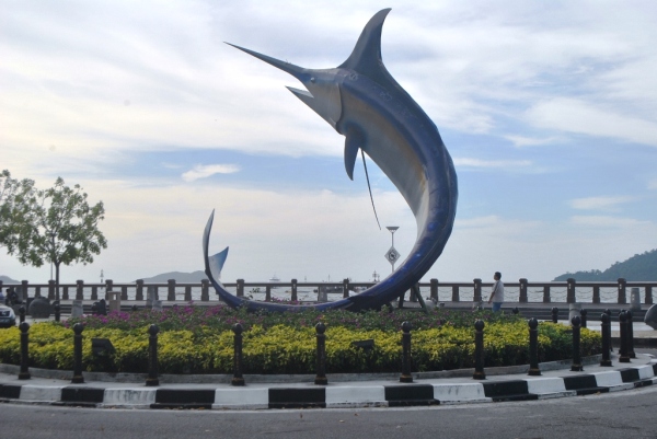 Blue marlin statue erected near the waterfront